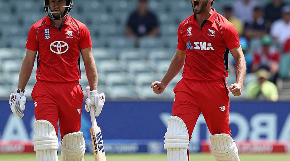 Two Days Before the Mirpur Test, Simmons Returned the Chaos Question — and the Room Went Quiet for Three Seconds Two Days Before the Mirpur Test, Simmons Returned the Chaos Question — and the Room Went Quiet for Three Seconds